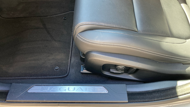 Jaguar XE 2.0 D200 R-Dynamic SE Black 4dr Auto Diesel Saloon